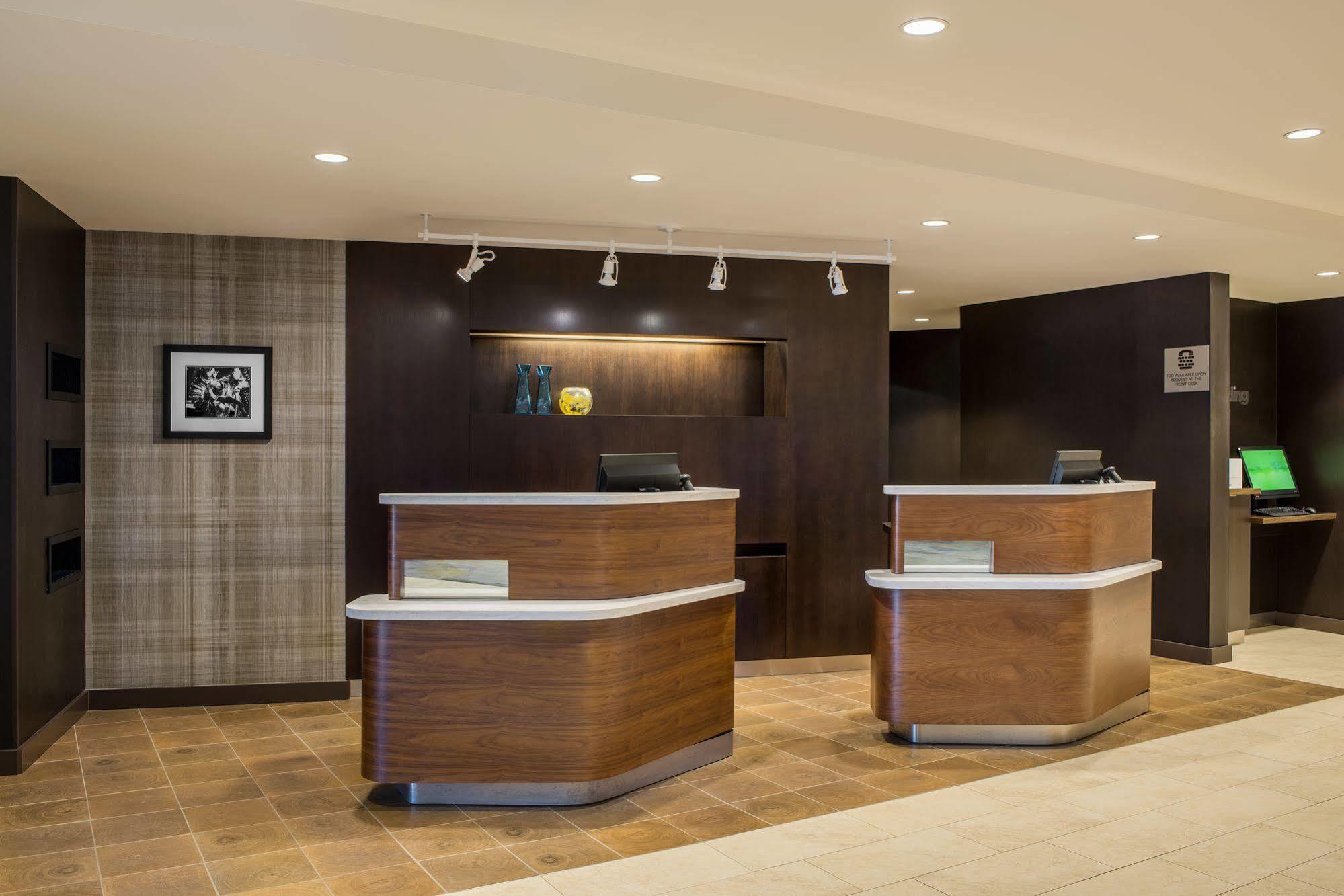 Hotel Dene & Conference Centre Cold Lake Exterior foto